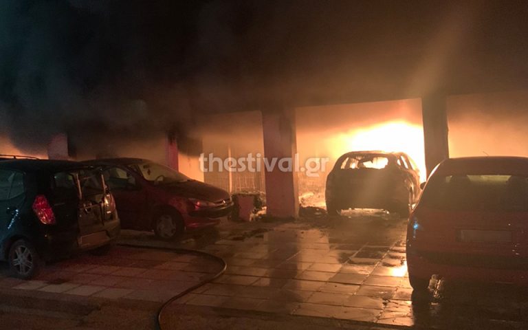 Πυρκαγιά σε πυλωτή οικοδομής στην Καλαμαριά – Εμπρησμό «βλέπει» η ΕΛ.ΑΣ.