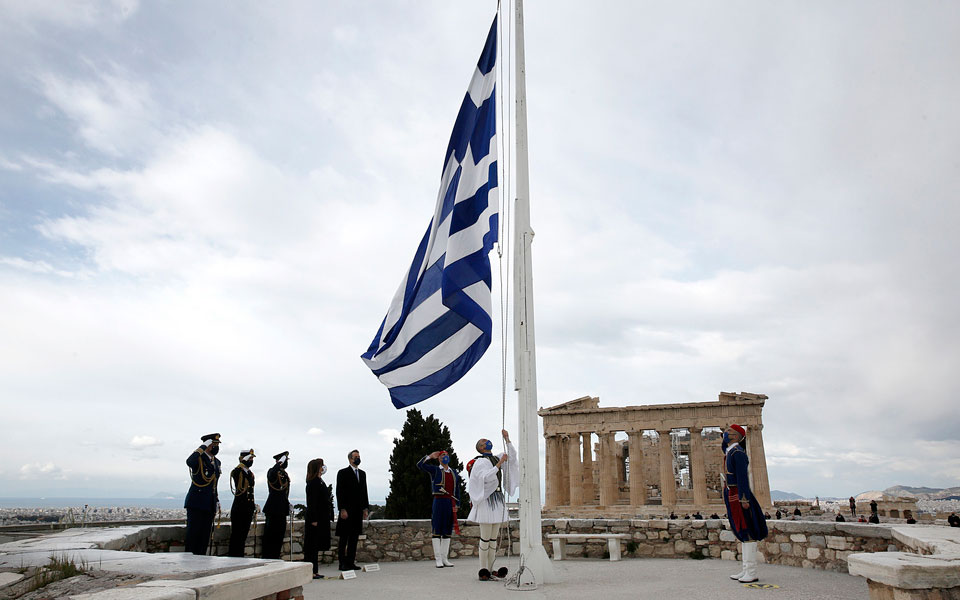 Η έπαρση της σημαίας στον Ιερό Βράχο της Ακρόπολης – Βίντεο