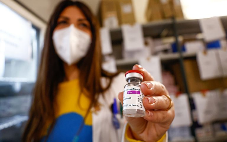 Η Ιταλία επανεκκινεί τους εμβολιασμούς με το AstraZeneca μετά την ανακοίνωση ΕΜΑ
