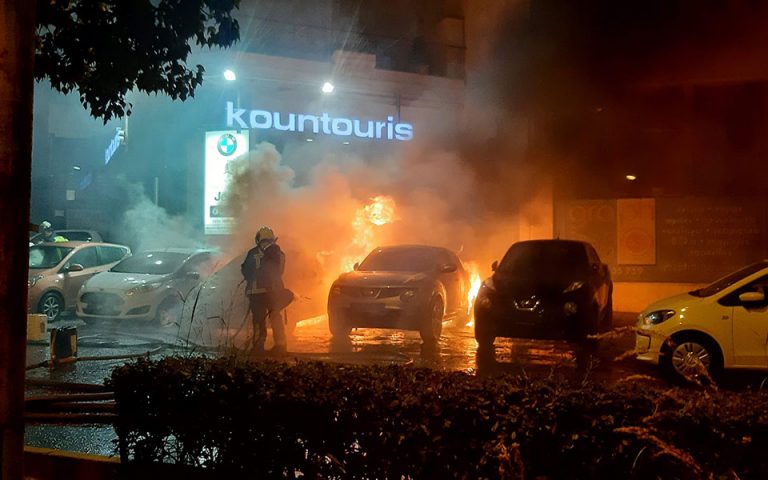 Βίντεο και εικόνες: Εμπρηστική επίθεση σε αντιπροσωπεία στην Καισαριανή