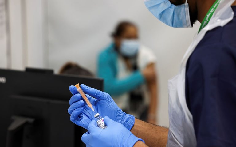 Βρετανία: Εντός του Μαρτίου αρχίζει ο εμβολιασμός για τους άνω των 40