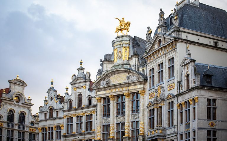 Οι Βρυξέλλες τιμούν την 25η Μαρτίου «ντύνοντας» γαλανόλευκα κτίρια και τσολιά το Manneken Pis