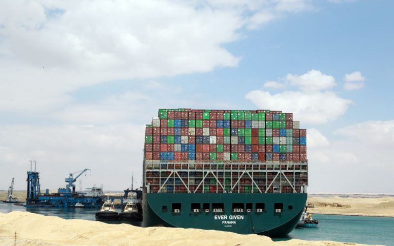 Διώρυγα του Σουέζ: Βίντεο από τις προσπάθειες αποκόλλησης του πλοίου