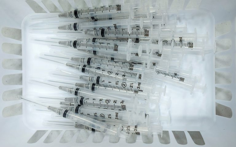 ΗΠΑ: Έχουν χορηγηθεί πάνω από 100 εκατ. δόσεις εμβολίων