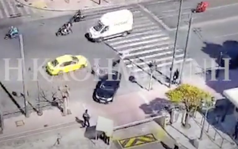 Αποκλειστικό kathimerini.gr: Ολόκληρο το βίντεο του δυστυχήματος έξω από τη Βουλή