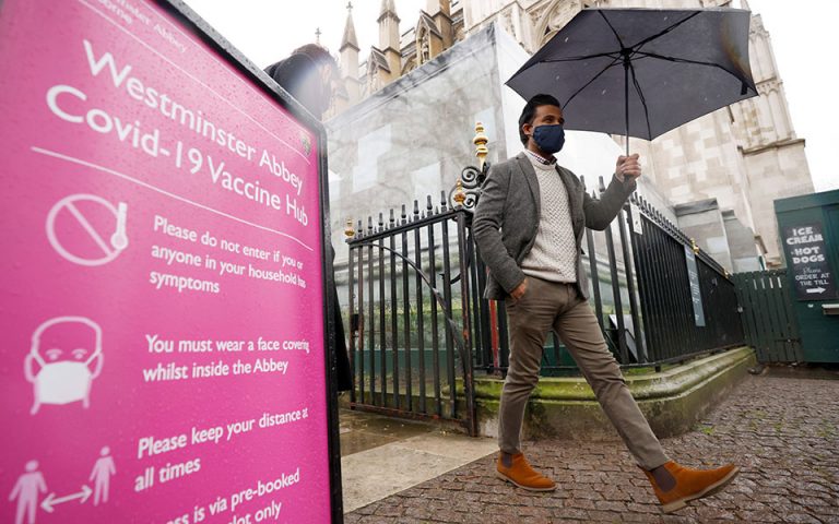 Η Βρετανία εξετάζει την ιδέα των διαβατηρίων εμβολιασμού