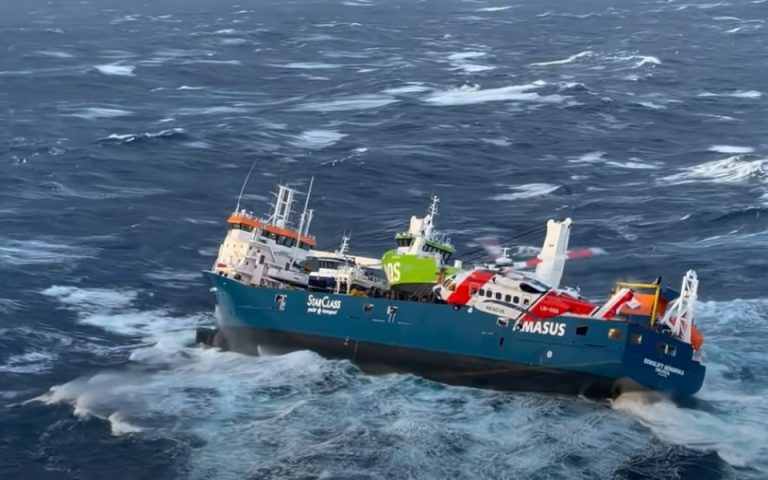 Νορβηγία: Καρέ καρέ η διασώση του πληρώματος φορτηγού πλοίου (βίντεο)