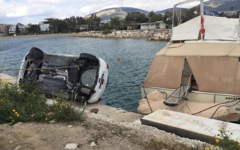 Μαρίνα Γλυφάδας: Αυτοκίνητο ανετράπη και σταμάτησε μισό μέτρο απο το νερό