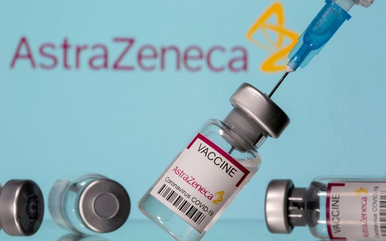 Εμβόλιο AstraZeneca: Αλλαγή στρατηγικής από τη Βρετανία