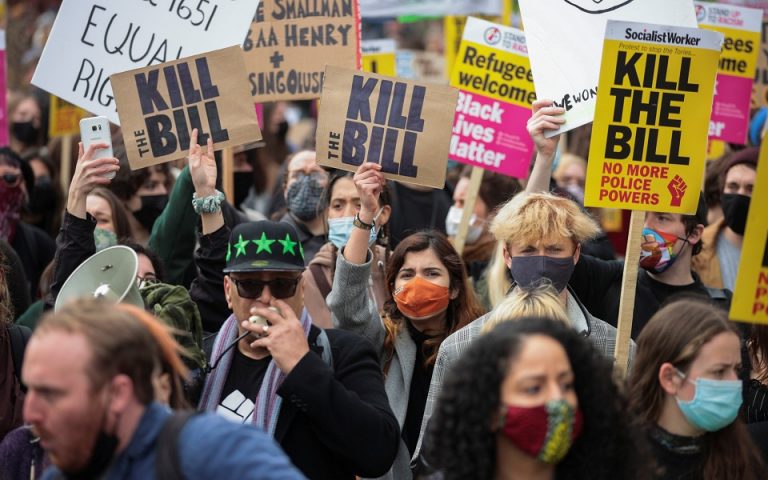 Βρετανία: Εκατοντάδες διαδηλωτές κατά του νομοσχεδίου για τις συγκεντρώσεις