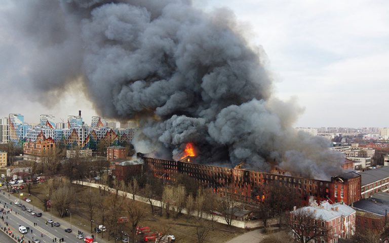 Αγία Πετρούπολη: Φωτιά σε πολιτιστικό μνημείο – Νεκρός ένας πυροσβέστης