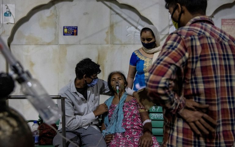 Ινδία: Πάνω από 300.000 κρούσματα για έκτη συνεχόμενη ημέρα