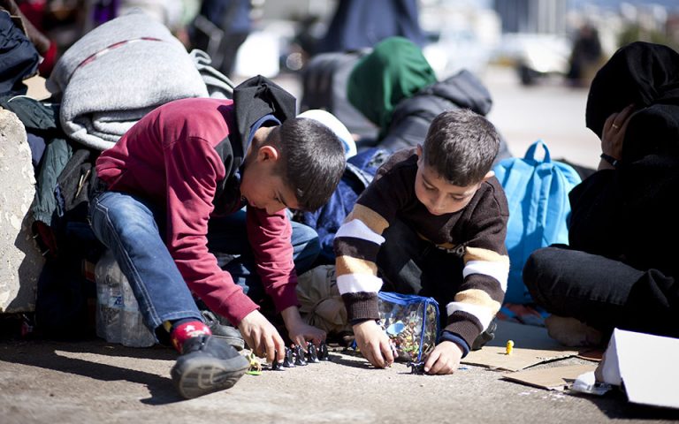 «Camp ένταξης» προσφύγων με μαθήματα ελληνικών και χρήσης Η/Υ