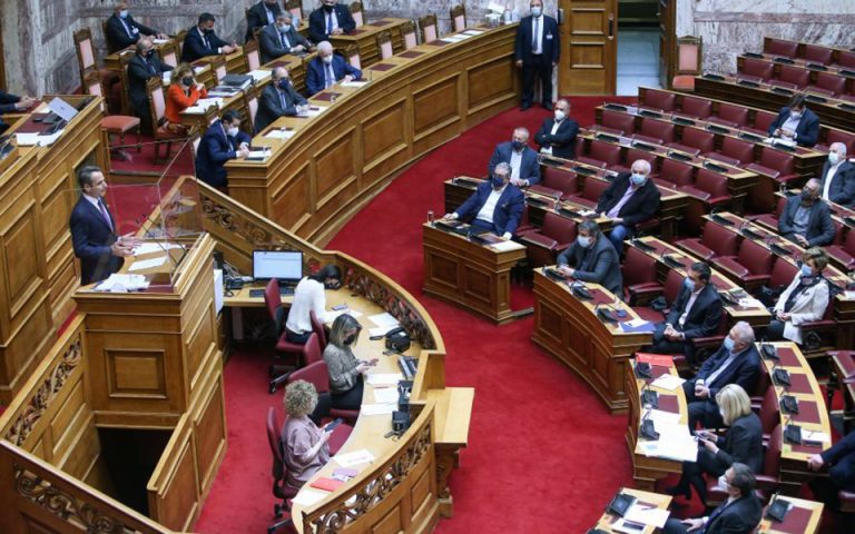 «Σκληρό ροκ» στη Βουλή για πανδημία και οικονομία