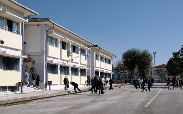 Θεσσαλονίκη: Ξανά στο σχολείο χωρίς self-test ο 16χρονος μαθητής – Συνελήφθη ο πατέρας του