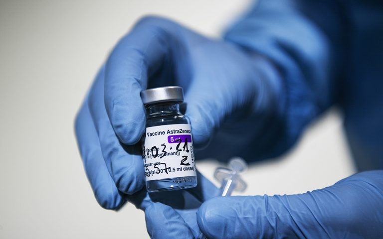 Bloomberg: Τι πήγε στραβά με το εμβόλιο της AstraZeneca