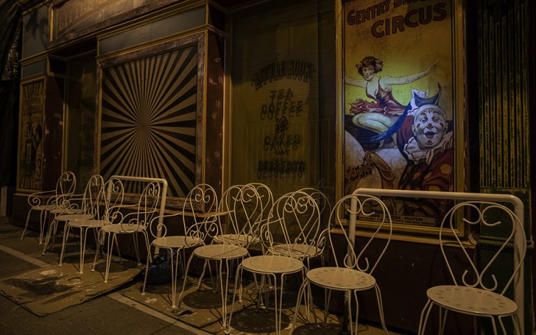 Περιμένοντας σιωπηλά το άνοιγμα: Οι καφετέριες της Αθήνας εν μέσω lockdown (εικόνες)