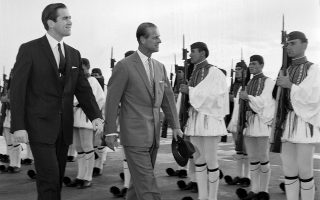 Με τον βασιλιά Κωνσταντίνο Β΄, κατά την άφιξή του στο αεροδρόμιο της Αθήνας τον Μάρτιο του 1965.(Φωτ. AP Photo)