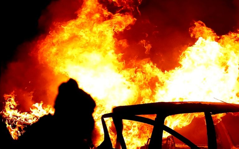 Φωτιές και τραυματίες από επεισόδια Προτεσταντών στο Μπέλφαστ (εικόνες)