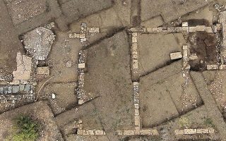 Αεροφωτογραφία του κτιριακού συγκροτήματος που απεικονίζει τμήμα των χώρων της νοτιοδυτικής πτέρυγας. Οι αρχαιολογικές εργασίες των τελευταίων χρόνων αποσαφηνίζουν τη μορφή και τον χαρακτήρα του οικοδομήματος.