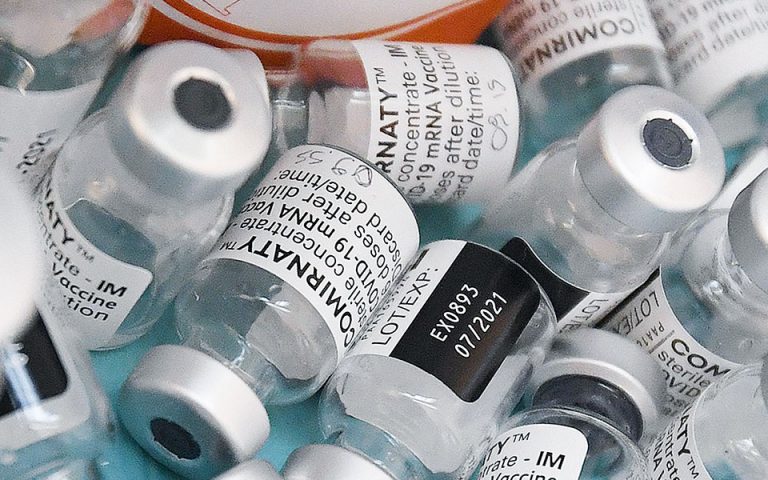 Εμβόλια: Παρέχουν προστασία τουλάχιστον οκτώ μήνες έναντι του κορωνοϊού
