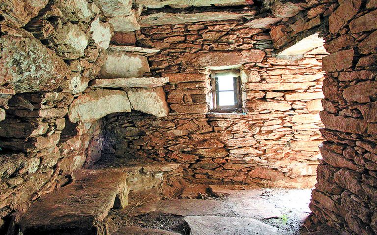 «Αρχαιολογία του Χτες»: ερειπωμένα σπίτια και υποστατικά του Αιγαίου σιγοψιθυρίζουν την ιστορία τους