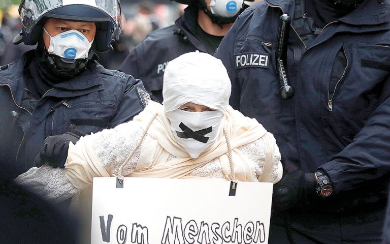 Γερμανία: Υπό παρακολούθηση οι αρνητές του ιού