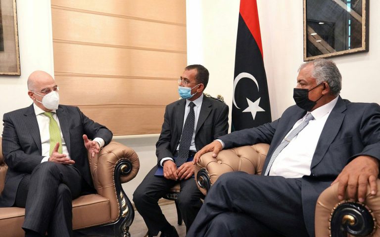 Στη Βεγγάζη ο Ν. Δένδιας – Συναντήθηκε με τον αν. πρωθυπουργό της Λιβύης