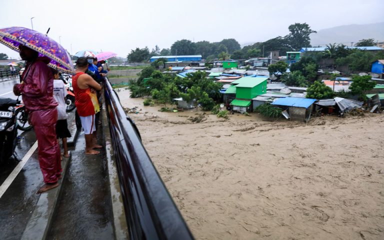 Δεκάδες νεκροί και αγνοούμενοι στις πλημμύρες σε Ινδονησία και Ανατολικό Τιμόρ