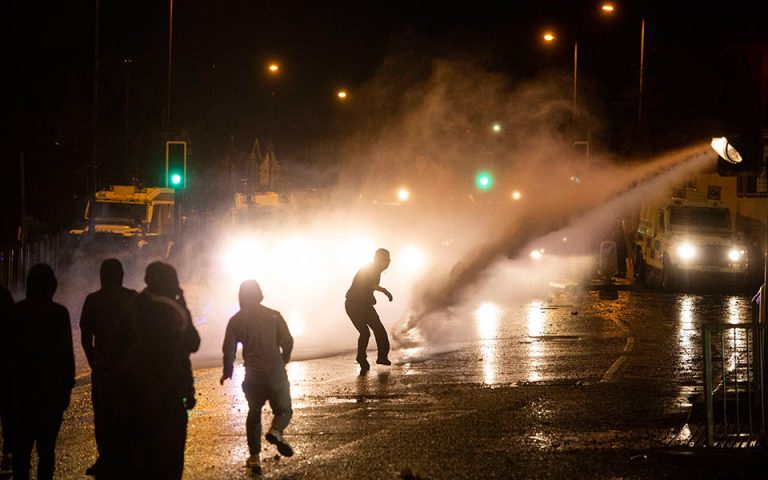 Έντονη ανησυχία για τις ταραχές στη Βόρεια Ιρλανδία