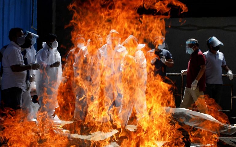Ινδία: 13 νεκροί από φωτιά σε κλινική Covid, ενώ η τοπική μετάλλαξη σαρώνει