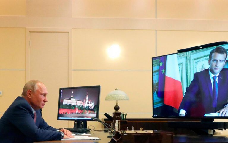Μακρόν σε Πούτιν: Ανησυχία για την υγεία του Ναβάλνι