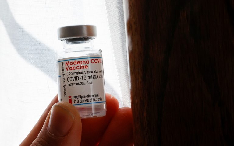Κορωνοϊός: Η Βρετανία επισπεύδει τους εμβολιασμούς με Moderna