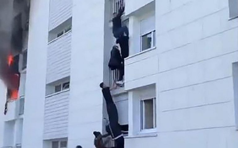 Περαστικοί σώζουν οικογένεια από φλεγόμενο διαμέρισμα (βίντεο)