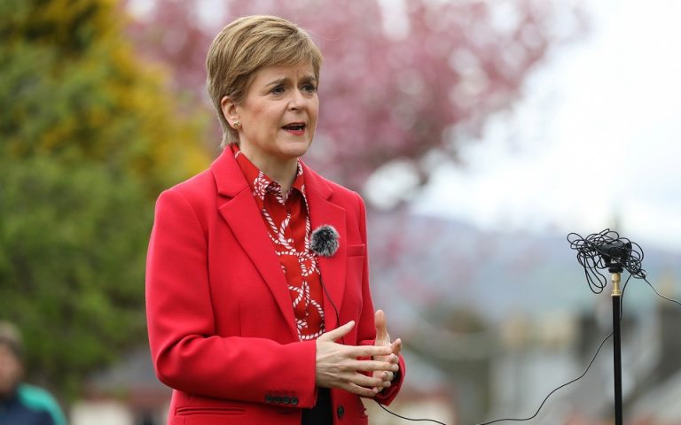 Η πρωθυπουργός της Σκωτίας Νίκολα Στέρτζον δήλωσε το βράδυ της Τρίτης ότι με τη λαϊκή έγκριση στις 6 Μαΐου θα απαιτήσει δεύτερο δημοψήφισμα εντός 2,5 ετών (φωτ.: REUTERS/Russell Cheyne/Pool).
