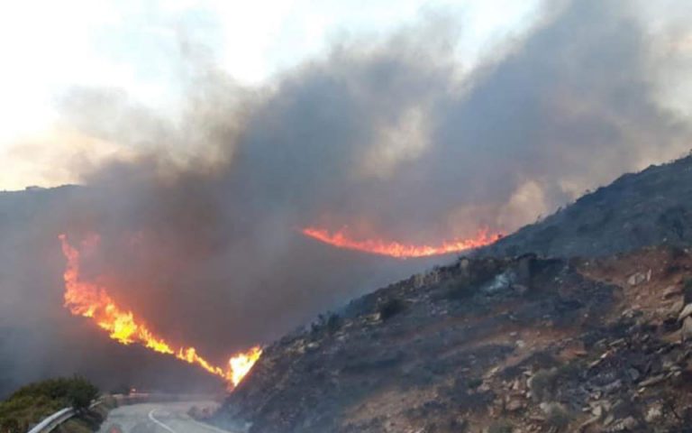 Οι ισχυροί άνεμοι εμποδίζουν τη κατάσβεση της πυρκαγιάς στην Άνδρο – Εκκενώθηκαν οικισμοί
