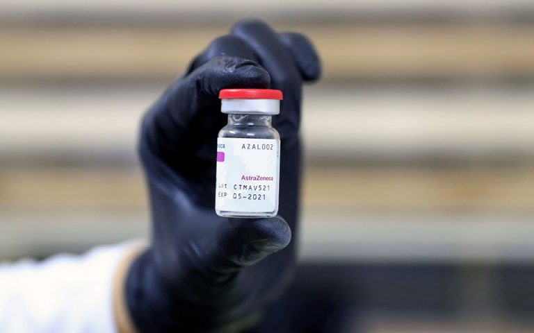AstraZeneca: Έρευνα για τους παράγοντες κινδύνου του εμβολίου ζητά η Κομισιόν