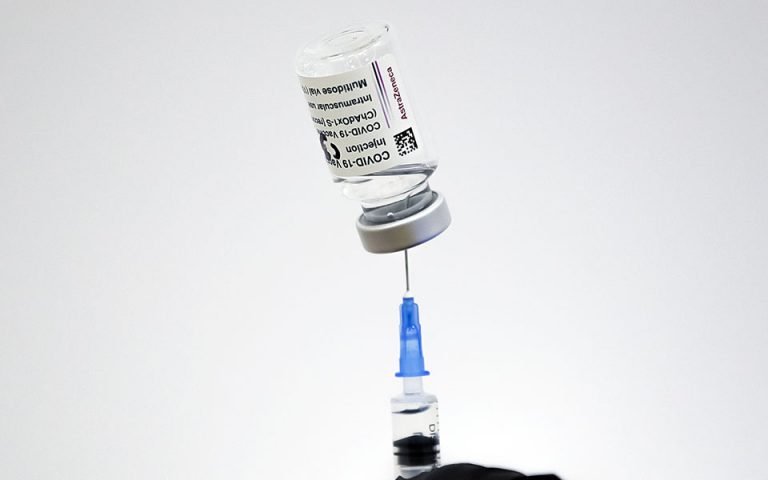 Βαβέλ οδηγιών για το εμβόλιο της AstraZeneca