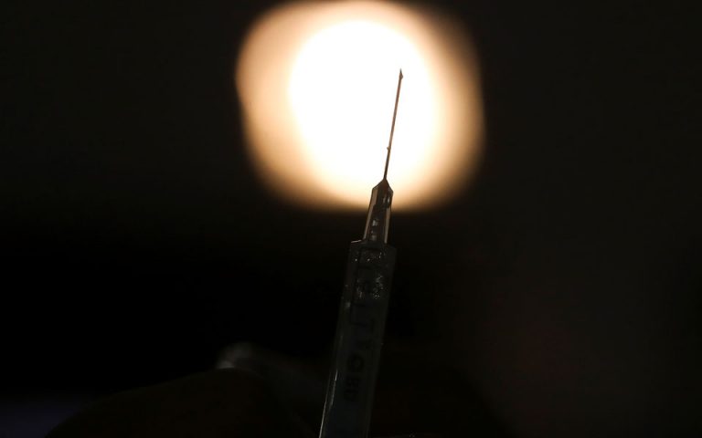 ΗΠΑ: Πάνω από 50% των ενηλίκων εμβολιάστηκε με τουλάχιστον μια δόση