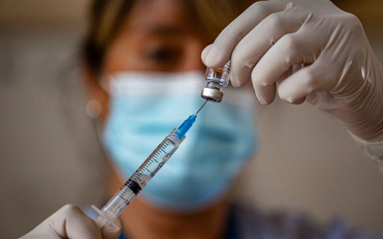 Εμβολιασμός: 4,5 εκατ. εμβόλια Pfizer το δίμηνο, ανοίγει η πλατφόρμα για τους 50αρηδες