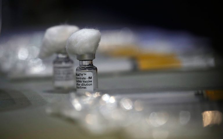 Ηλίας Μόσιαλος: Οι εμβολιασθέντες μπορούν να μεταδώσουν την Covid-19