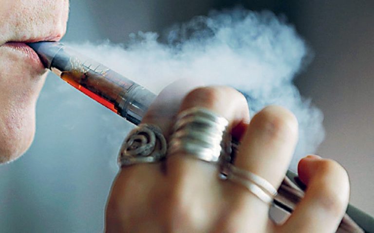 Εθισμένοι σε τζόγο και e-τσιγάρο οι έφηβοι