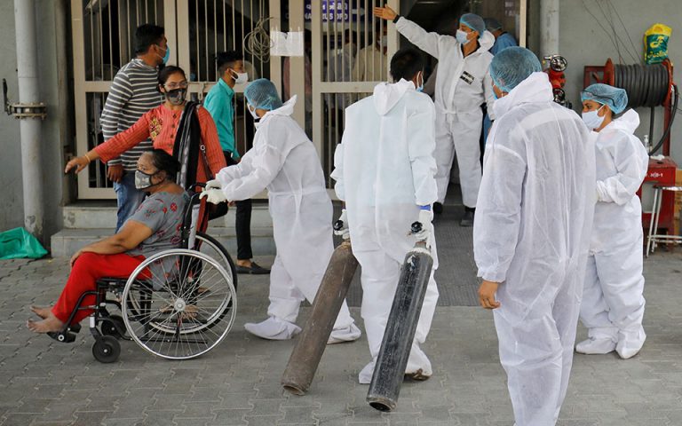 ΠΟΥ για Ινδία: Επιδεινώνουν την κρίση της Covid όσοι σπεύδουν άνευ λόγου στα νοσοκομεία