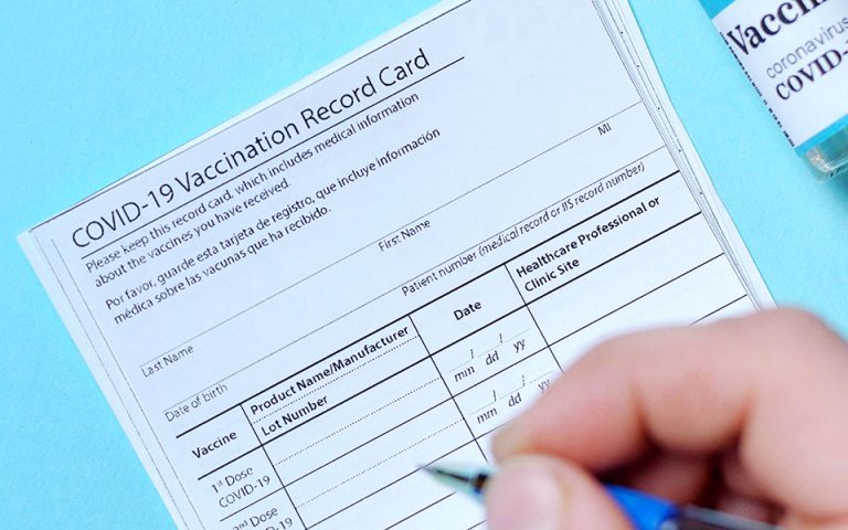 Κορωνοϊός: Ανησυχία για τα πλαστά διαβατήρια εμβολιασμού