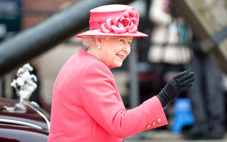 Βασίλισσα Ελισάβετ: Τι έχει στην τσάντα της και γιατί δεν την αποχωρίζεται ποτέ;