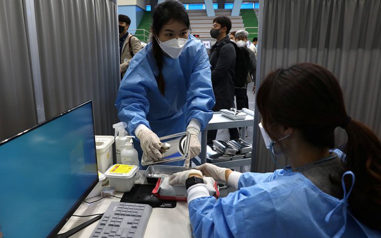 Νότια Κορέα: Συνεχίζουν οι εμβολιασμοί με AstraZeneca μόνο στους 30 και άνω