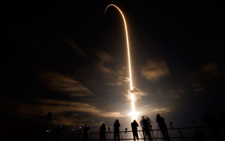 Εκτοξεύθηκε προς τον Διεθνή Διαστημικό Σταθμό η κάψουλα της SpaceX