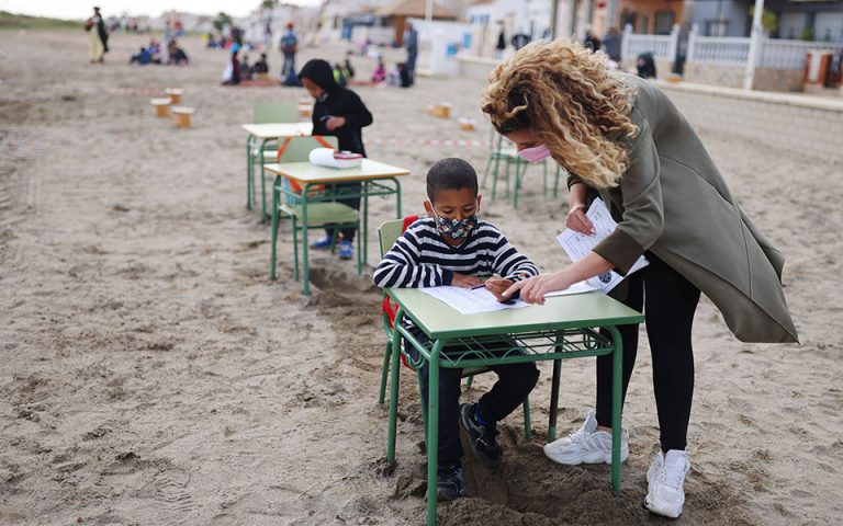 Ισπανία: Ένα σχολείο δίπλα στη θάλασσα εξαιτίας του κορωνοϊού