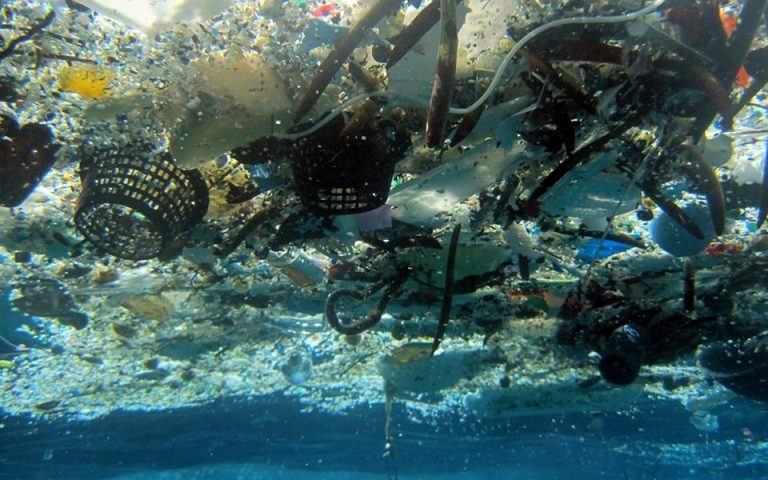 «Χωματερή» πλαστικών η Μεσόγειος