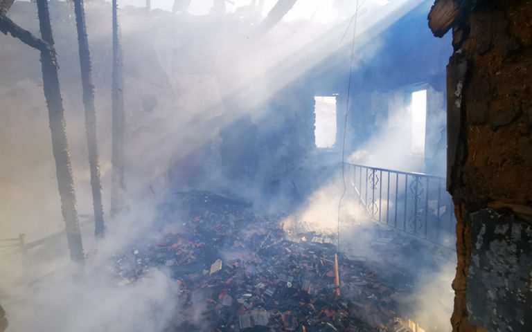 Μεγάλη πυρκαγιά το πρωί στην δημοτική αγορά των Χανίων